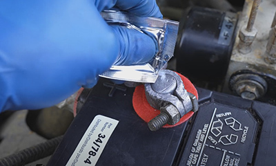 Чем смазать клеммы аккумулятора?